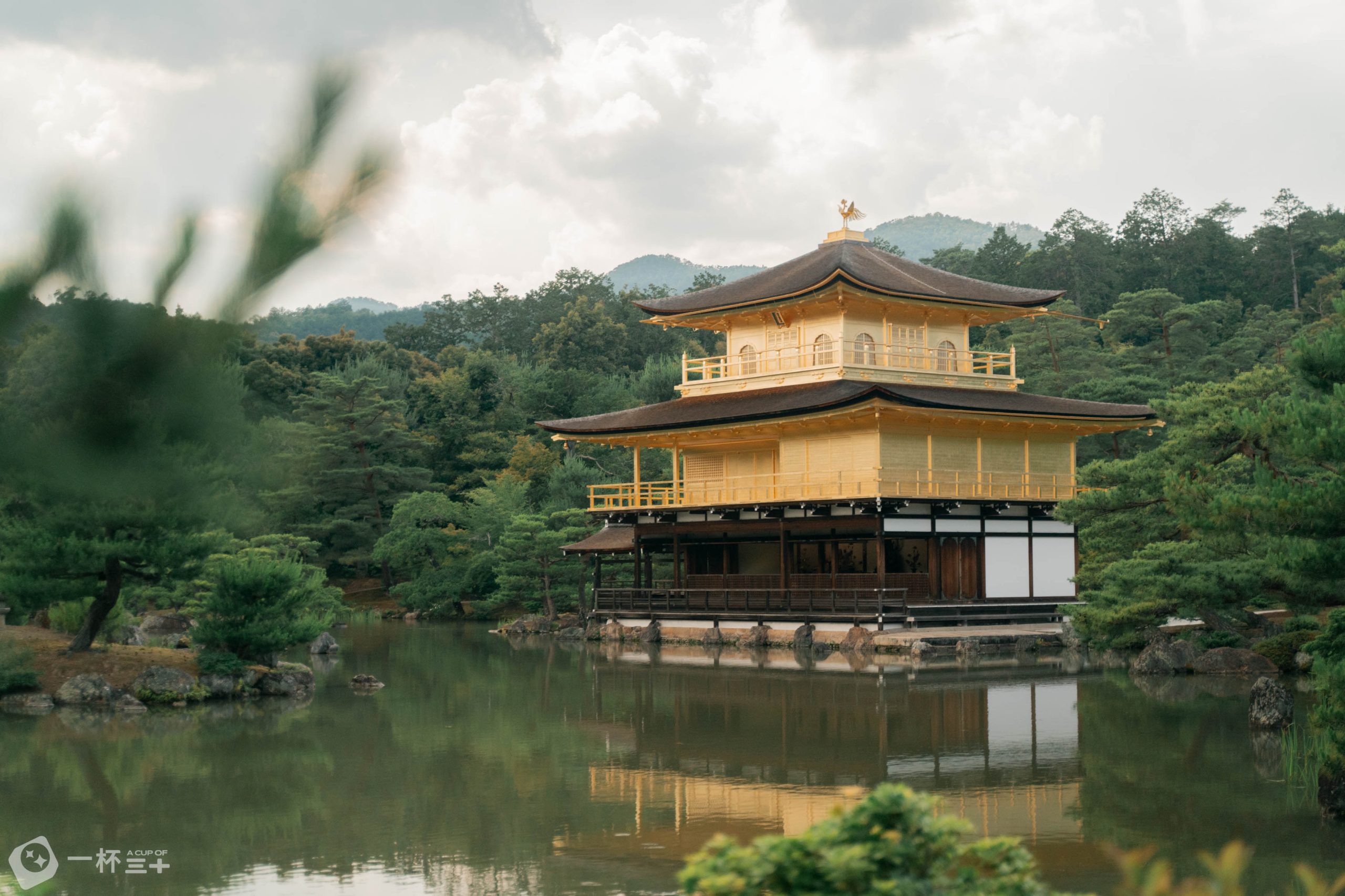 金閣寺全景圖，反射在鏡湖中的壯麗倒影